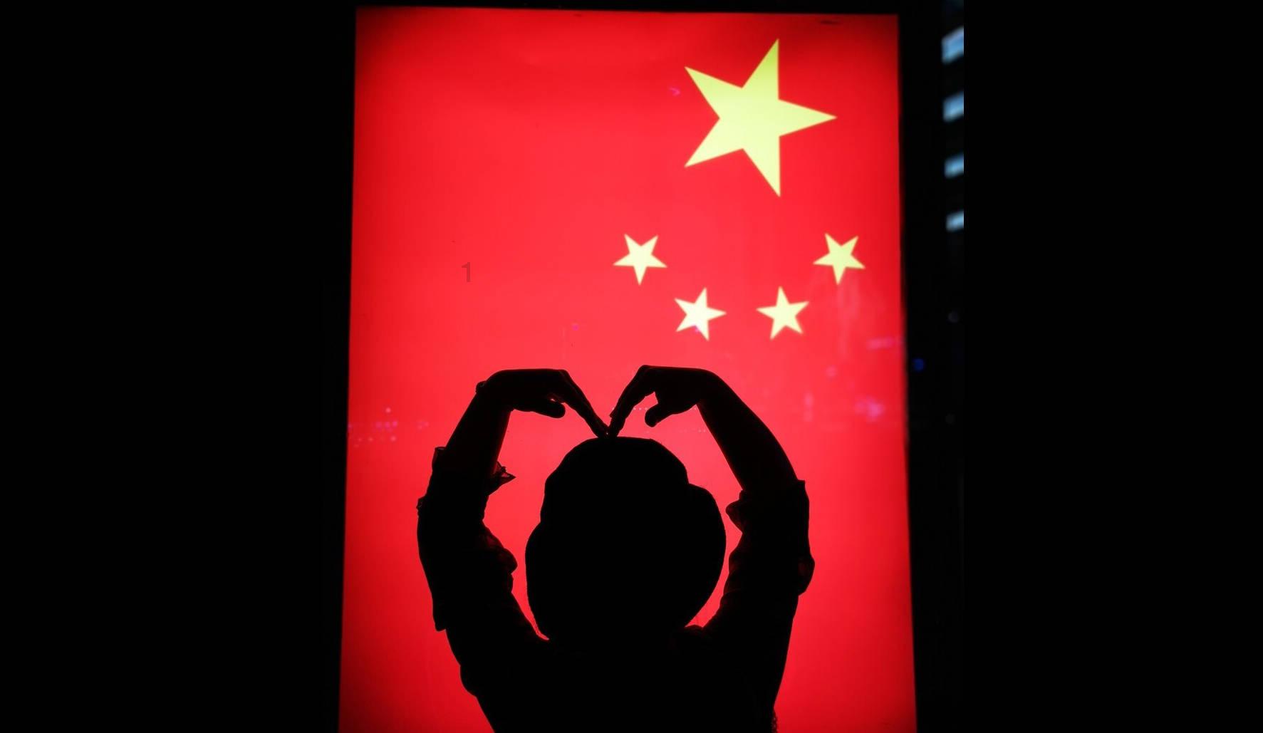 《祈今朝》最美女配,裸背诱人曲线一览无遗,水中沐浴戏太撩人